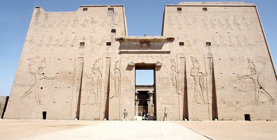 Temple de Edfou, croisière sur le Nil, rives du Nil, felouques sur le Nil, voyage Egypte, bateau croisière Deluxe Nil,