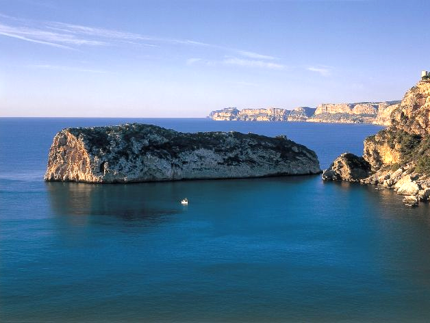 La isla del descubridor, así llamada porque un vecino de benitachell llego a america navegando con las carabelas, nosotros llegaremos a la isla con un lancha neumatica a motor rapida y segura que te permitira llegar en menos de dos horas.