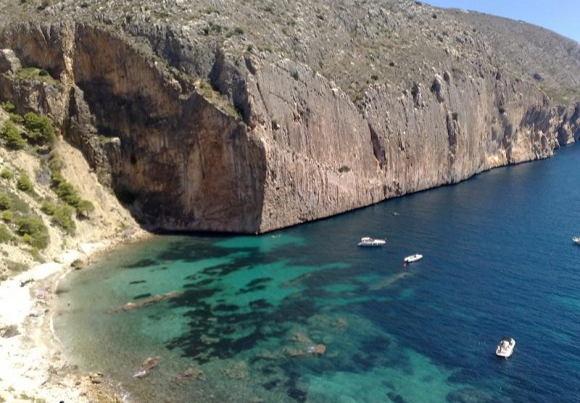 De gran belleza es la cala del corb, con fondos de canto rodado y abundante vida submarina que disfrutaras con tu equipo de buceo, puedes llegar hasta la cala del raco del corb en doce minutos en nuestro barco de alquiler de la Marina Charter Nautico