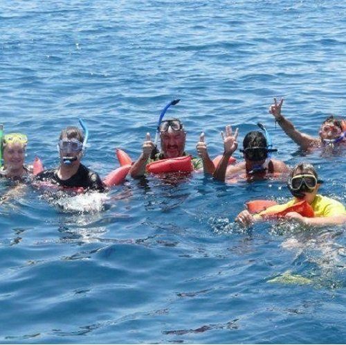 Bañarse en el mar en grupo y jugar con las olas es una de las actividades que podrás realizar con los barcos de alquiler de Porto senso