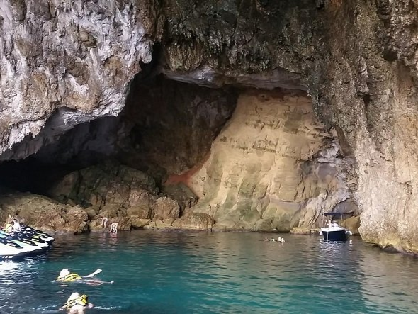 LLega en barco alquilado hasta la cueva de los organos, pero lancha el ancla en el exterior y entra a nado. tardaran una hora y cuarenta minutos en llegar a la cueva desde porto senso en nuestras lanchas de alquiler