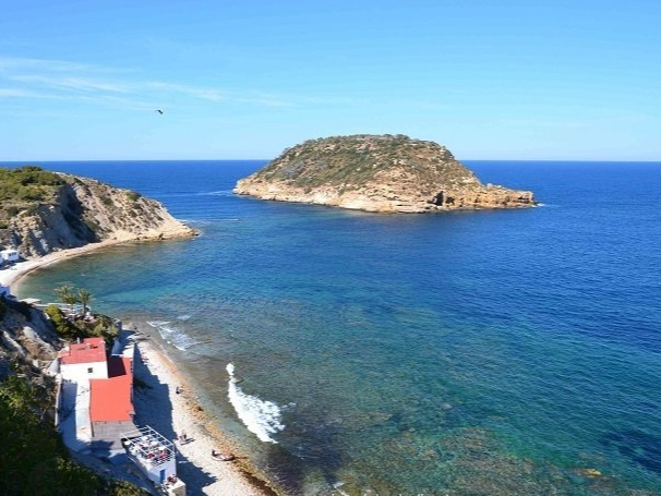 Llegaras en dos horas desde el puerto de porto senso de Altea, el entorno de la isla de Portixol es ideal para navegar a su alrededor y descubrir con el barco cada rincon de la costa.