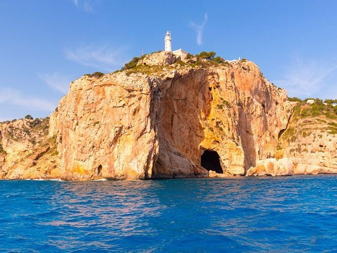 Lugar emblematico para llegar navegando por el mar, alquila una embarcación en altea y llega hasta el cabo de la nao