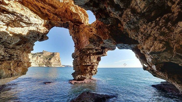Actualmente no se puede acceder con el barco alquilado en altea, pero si puedes fondear la embarcación en las inmediaciones y llegar nadando a la cueva de los arcos.