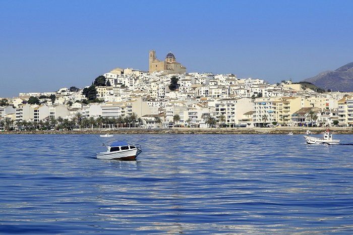 Uno de los placeres de  tus vacaciones en la marina baixa será recorrer la bahia de altea con un barco de alquiler, puede ser con licencia o sin  licencia pero disfrutaras de los amaneceres y puesta de sol de la bahia,