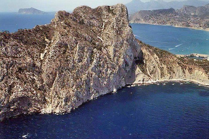Detras del peñon de ifach encontraras la cala del penyal, llevate gafas de buceo y aletas en la embarcacion de alquiler de altea no puede faltarte este equipo y preparate para disfrutar de un fondo rocoso increíble y maravilloso