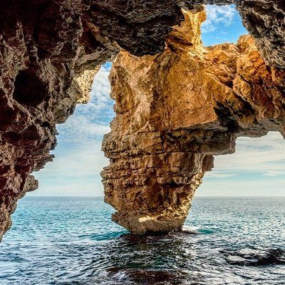 en Campomanes Excursión en embarcaciones de alquiler con o sin licencia a la cueva de los Arcos