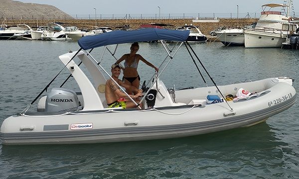 Recorre el Parque Natural y la Bahía de Campomanes con nuestros barcos de alquiler a motor.