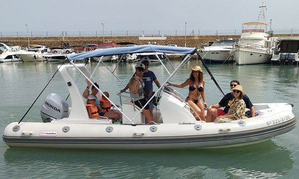 Ven con tu licencia de navegación a Porto Senso, puedes navegar y conducir cualquiera de nuestros barcos de alquiler sin patrón