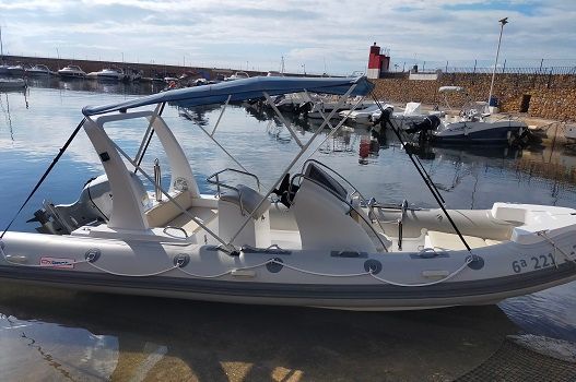 alquiler barcos en Calpe a motor con licencia de navegación con motor Honda 100cv y hasta 8 personas