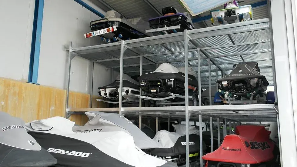 en Benidorm, almacén para guardar motos de agua y jet ski, marina seca.