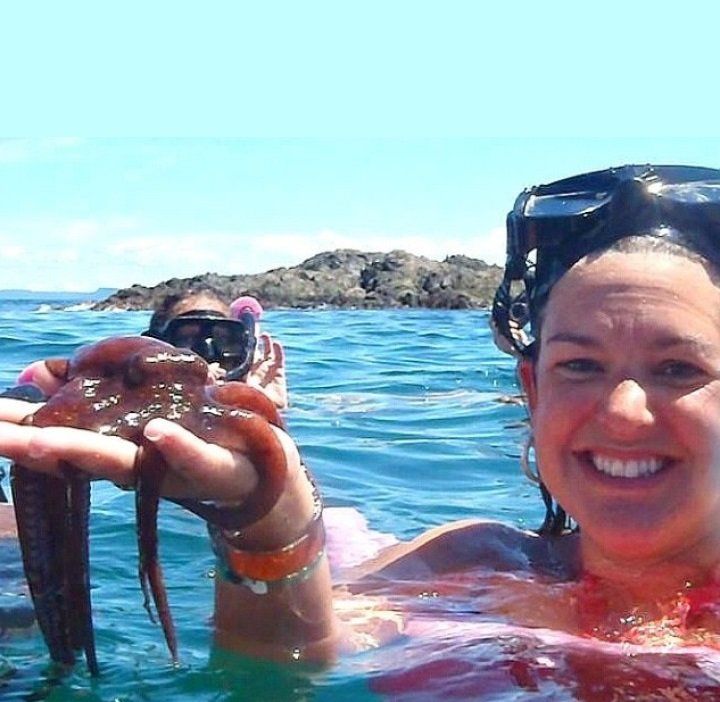 bucear y capturar peces, pulpos, esponjas etc, es una de las actividades que podrás realizar con los barcos de alquiler de Porto senso