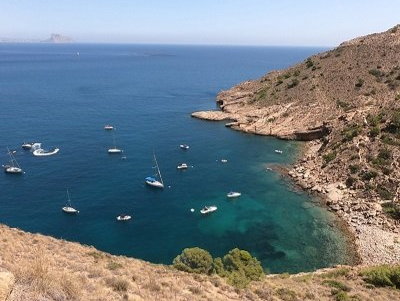 vista de la cala de la Mina, se situa cerca de la piscifactoria de Altea, con nuestra lancha neumatica semirrigida de 50cv llegaras en veinticinco minutos aproximadamente.
