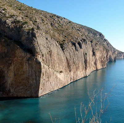 Alquiler barcos en Altea con o sin licencia y visita la Cala del RAco del Corb, morro de Toix