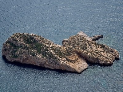 La isla mediana esta a unos cincuenta minutos de puerto base de nuestras lanchas neumaticas de alquiler, se llama mitjana porque es la mediana de entre las tres, benidorm, mitjana y la Olla