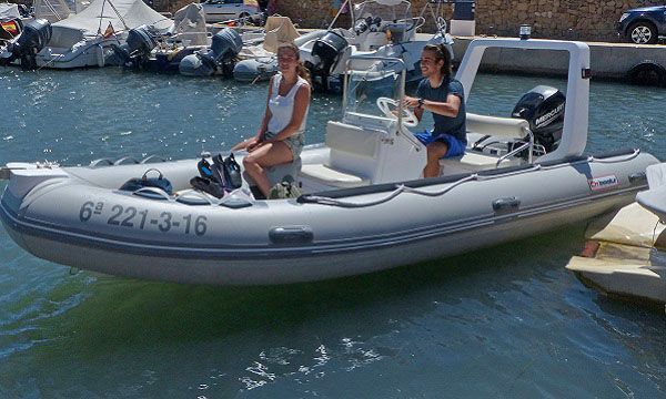 Con una lancha neumática de alquiler en Calpe por un día puedes llegar muy lejos, si tienes una licencia PNB o superior, ya que disponemos de horarios muy amplios.