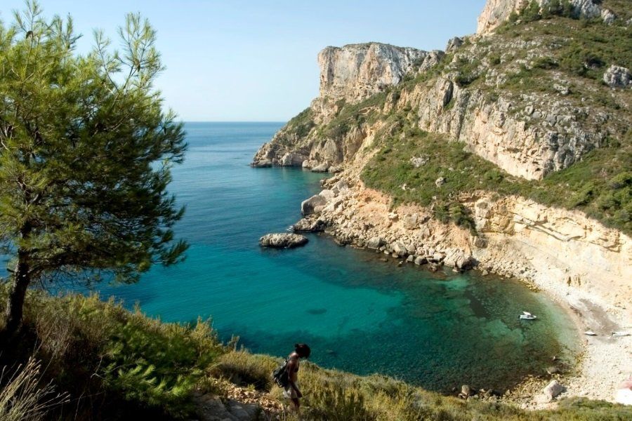 a una hora de navegación en la embarcación de alquiler en altea, encontraras la cala del llebeig caracaterizada por las casitas de los pescadores al pie de la cala, fondo rocoso ideal para baño y apnea