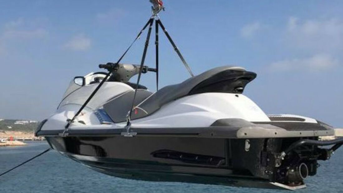 En Moraira recogida y transporte de motos de agua y jet ski del puerto a la marina seca y guardamos en estantería en nave bajo cubierta.