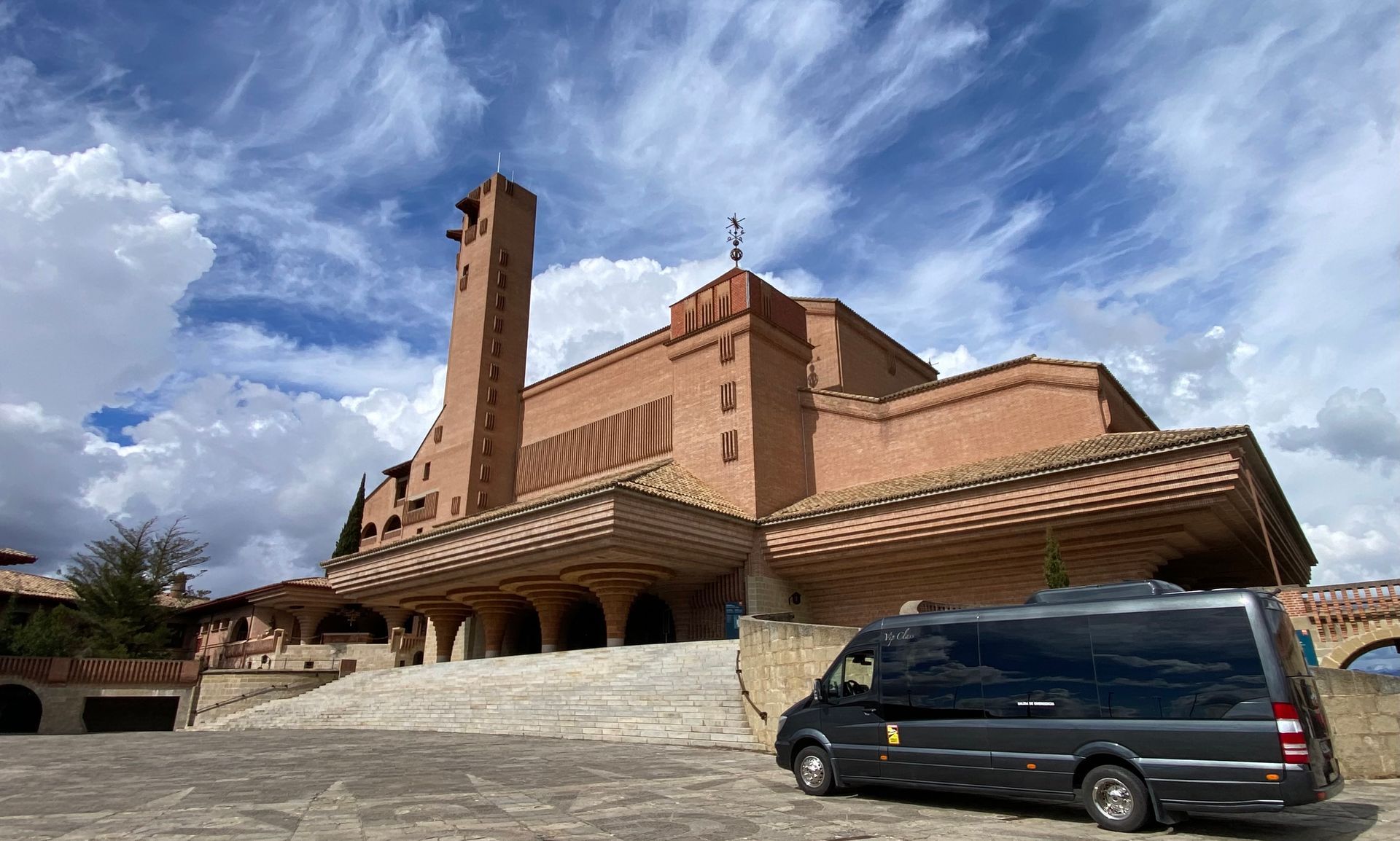 Minibus delante de Torreciudad