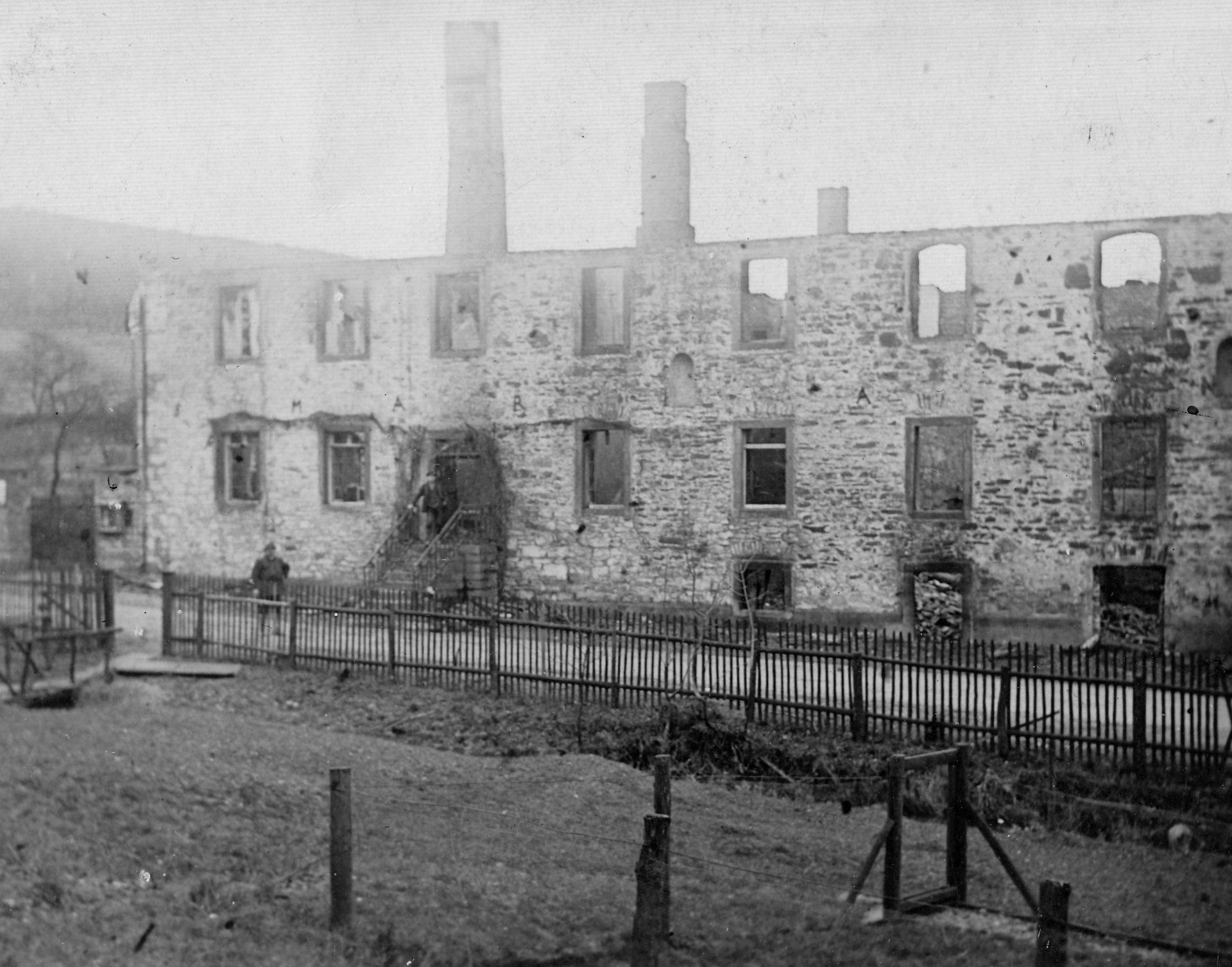 Brandruine des Kornhauses, Blick über die Dorfstraße
