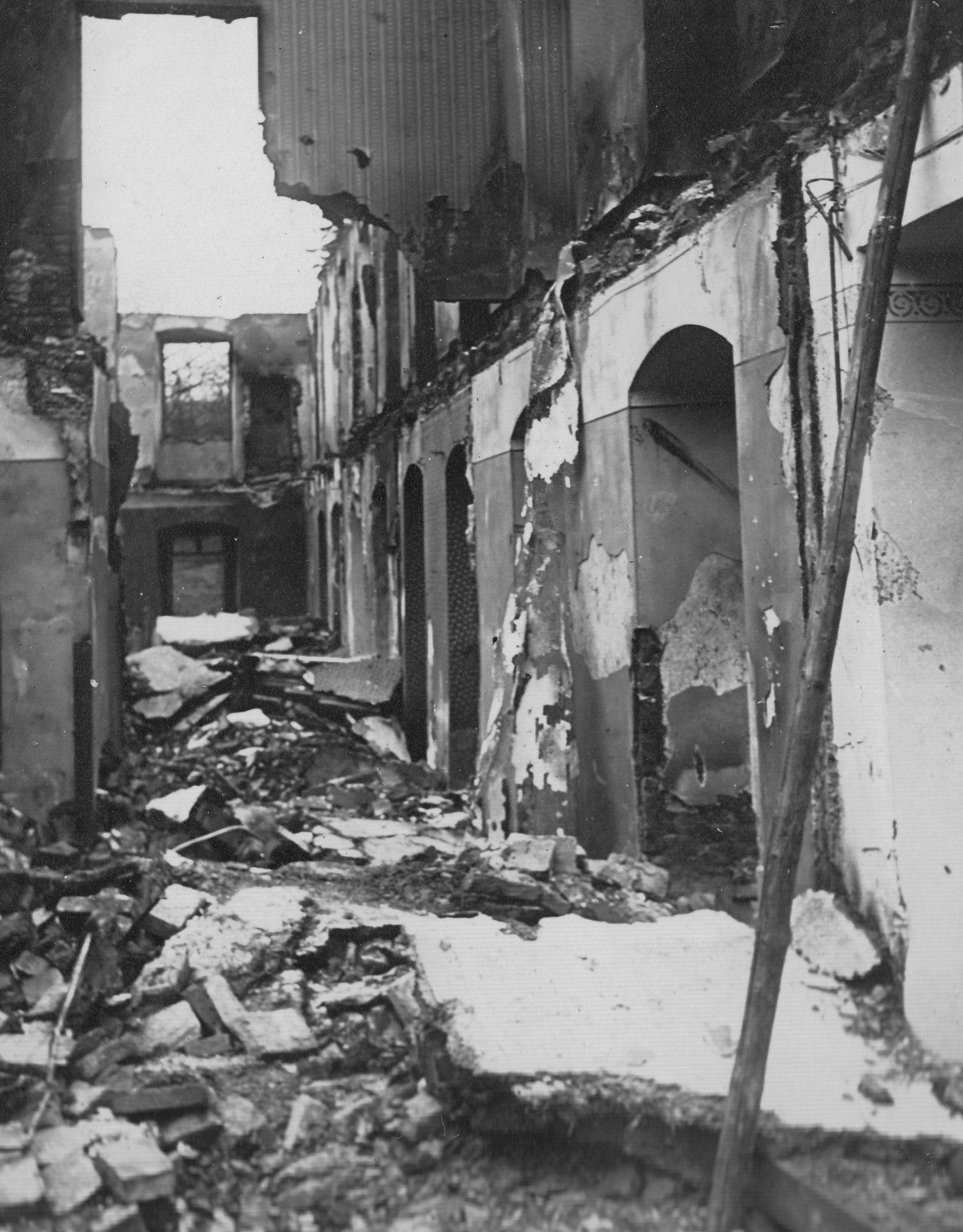 Brandruine des Südflügels, Blick Richtung Straße