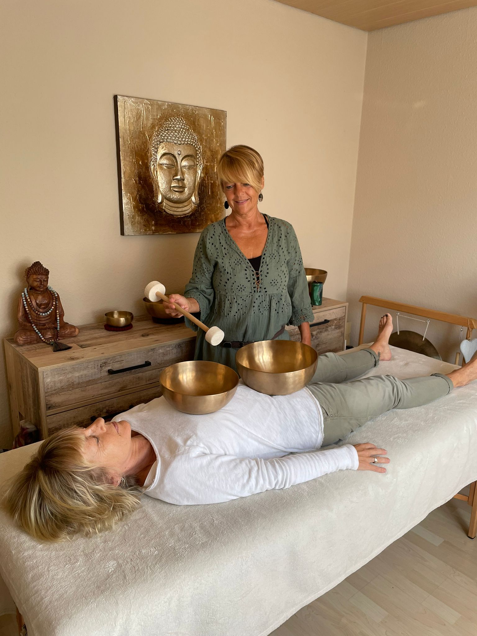 Susanne Escher bei einer Klangmassage