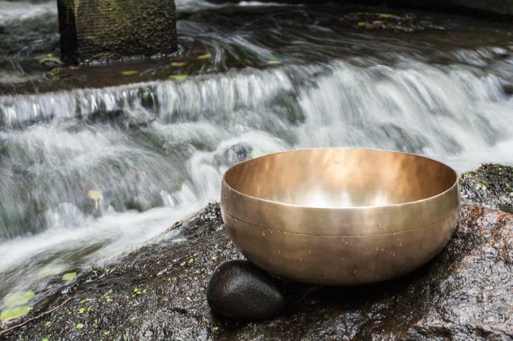 Klangschale am Wasser- Einklang