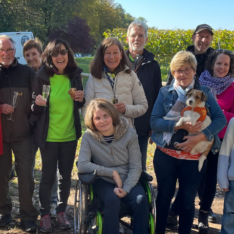 Vom Schönberger Sportplatz aus starten wir unsere leichte Wanderung in Richtung Fürstenlager