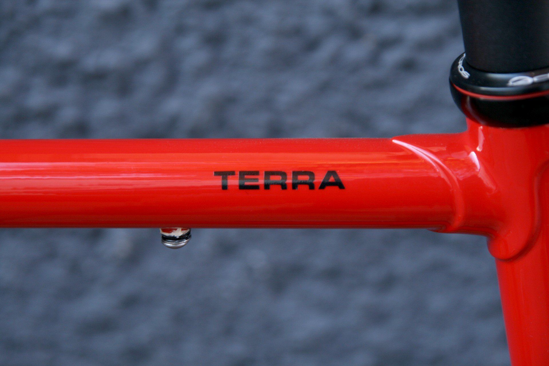 Patria Terra in Verkehrsrot RAL 3020