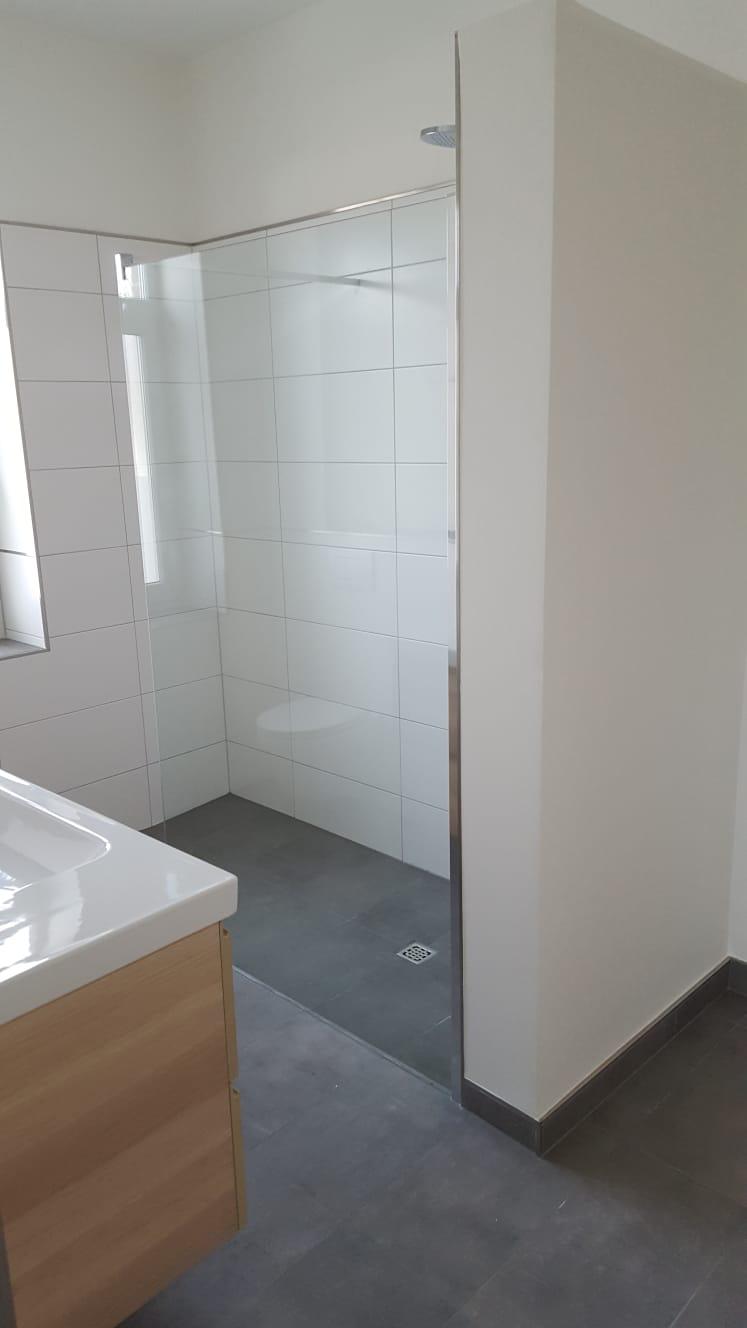 Dusche mit Fliesen