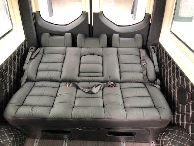 Umgeklappt fungieren die Sitze als Schlafbank.