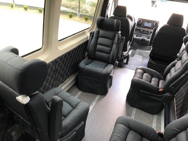 Vis-a-vis Sitze im Mercedes Sprinter 319.