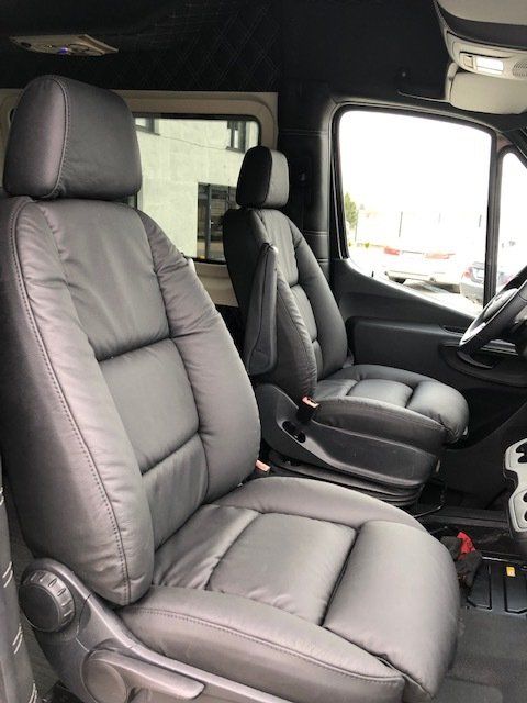 Komfortable Ledersessel im Mercedes Benz Sprinter 319.