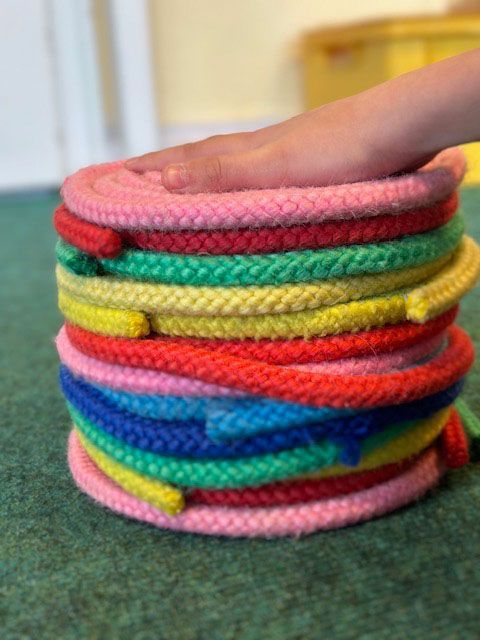 Kinderhand auf Seilen