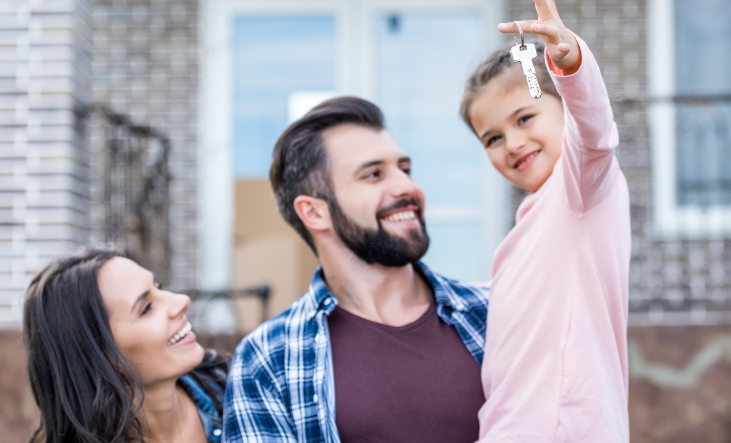 Familie mit Haus und Schlüsselübergabe Familie mit Haus und Schlüsselübergabe