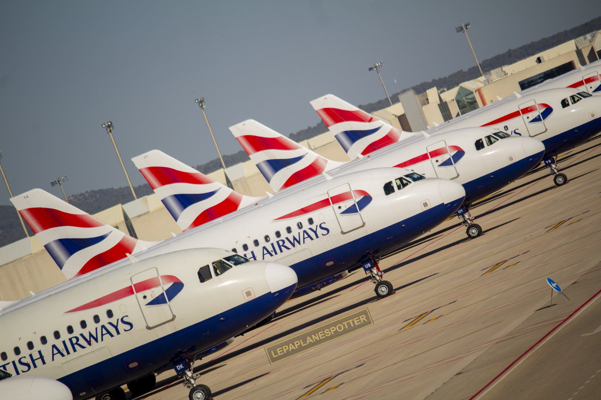 Conjunto de Airbus A320 de British Airways estacionados en fila