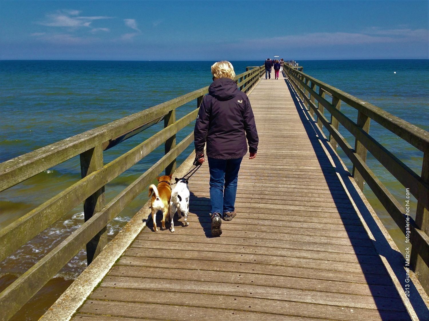 Seebrücke in Boltenhagen. Im Gleichklang dem Horizont entgegen. Mit jedem Schritt nimmt der Wind spürbar zu. Was für ein Gefühl, dem Meer so nah zu sein. Deutschland ist schön. Die Seebrücke im Ostseebad Boltenhagen, Mecklenburg-Vorpommern, Deutschland.