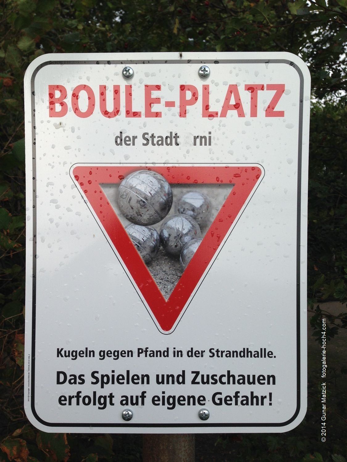 Achtung, kann gefährlich werden. Tiefflieger. Vorsicht, tieffliegende Kugeln. Tatsächlich kommt diese Warnung nicht von ungefähr. Immer wieder ereignen sich Unfälle, ja sogar mit Todesfolge. Das Gewicht einer Kugel kann bei einem Durchmesser von 8 cm bis über 700 g betragen. Tragische Kopfverletzungen können die Folge sein. Bei allem Spaß, die Gefahr nicht unterschätzen. Ostsee, Deutschland.
