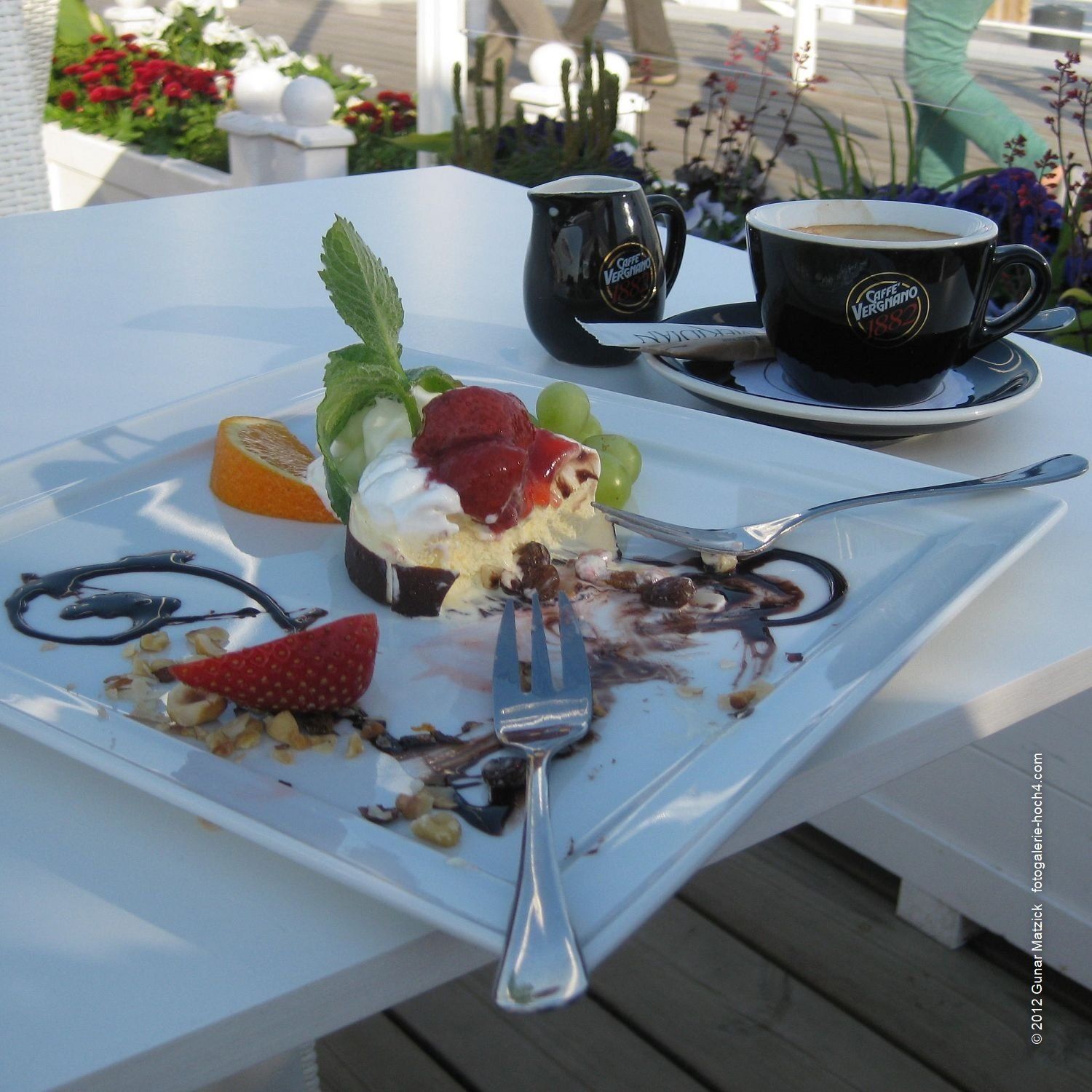 Café auf dem Seesteg von Sopot in Polen. Genuß pur. Eine Auszeit auf der Mole (mit über 500 Meter der längste Holzsteg Europas). Der Blick auf das Meer lädt zum Träumen ein. Ich laß mich darauf ein. Sopot, Polen .