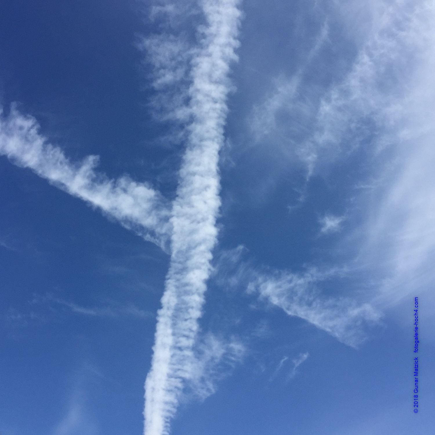 Am Himmel eher keine Seltenheit. Kein X für ein U. Wussten Sie, dass der Buchstabe X in deutschen Texten eine durchschnittliche Häufigkeit von deutlich unter 1 % hat? Er ist damit einer der seltensten Buchstaben in deutschen Texten. Dann schenken wir dem Buchstaben heute mal eine ganz besondere Aufmerksamkeit. Er bittet förmlich darum. Aber, am Himmel macht ihm keiner was vor.