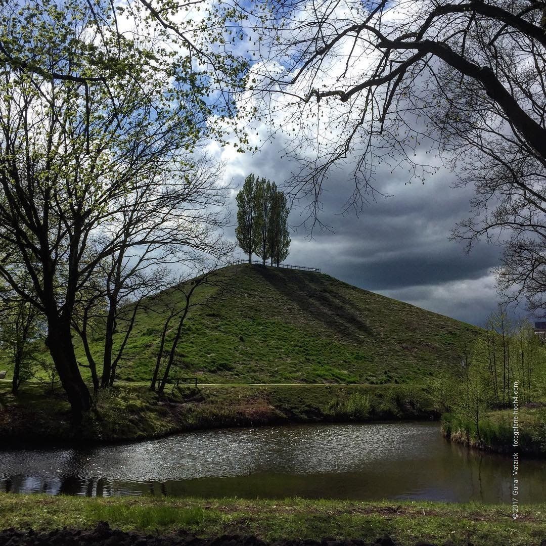 Unheimlich und schön zugleich. Nachdenken. Ein Bild sagt mehr als tausend Worte. Himmelsleiter, Nordhorn, NRW, Deutschland.