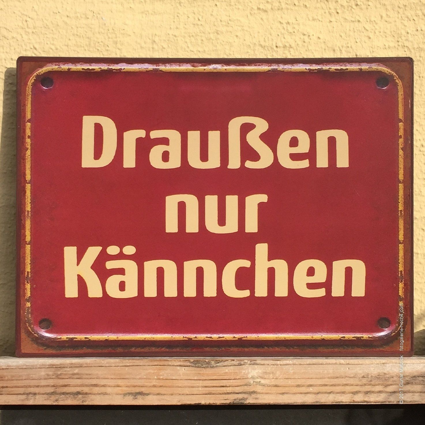 Auch noch heute anzutreffen. „Draußen nur Kännchen.“ Einem Gespräch gelauscht.
