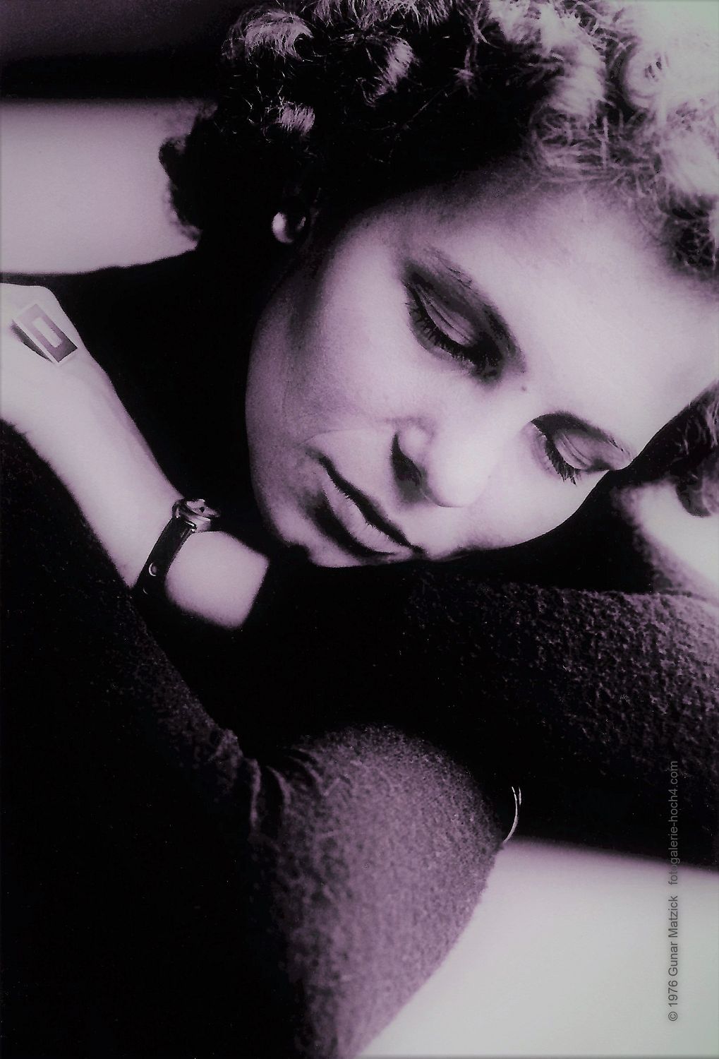 Im Zugabteil zwischen Köln und Düsseldorf. Die Frau im Zug. Nach einem langen Tag auf der Photokina in Köln, jetzt die etwas zur Ruhe kommen. Die Monotimie der Geräusche klingen jetzt eher wohltuend. Ein erlebnisteicher Tag neigt sich dem Ende. Irgdendwo zwischen Köln und Düsseldorf.