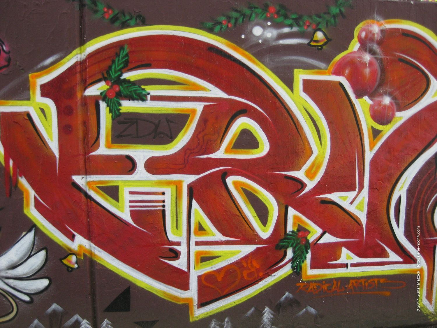 Die unbekannten Künstler. Graffiti - die (fast) anonymen Künstler. Wir nehmen die Straßenmalereien mehr oder weniger wahr. Noch viel weniger wissen wir, wer hinter dieser bunten Welt steckt. Wer sind sie, wo kommen sie her, was machen sie, wenn sie die Spraydosen beiseitelegen? Und dennoch gibt es hier und da Hinweise, wer die Gestaltenden sind. Aber seht selbst: die Initialen. Monheim am Rhein, NRW, Deutschland.