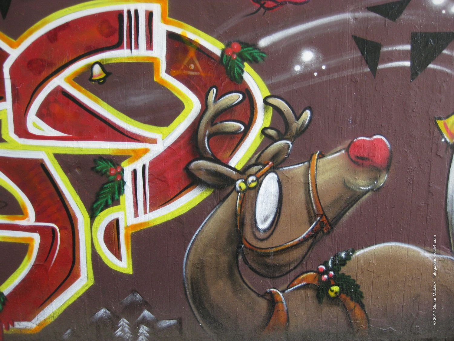 Die unbekannten Künstler. Graffiti - die (fast) anonymen Künstler. Wir nehmen die Straßenmalereien mehr oder weniger wahr. Noch viel weniger wissen wir, wer hinter dieser bunten Welt steckt. Wer sind sie, wo kommen sie her, was machen sie, wenn sie die Spraydosen beiseitelegen? Und dennoch gibt es hier und da Hinweise, wer die Gestaltenden sind. Aber seht selbst: Die Initialen. Monheim am Rhein, NRW, Deutschland .
