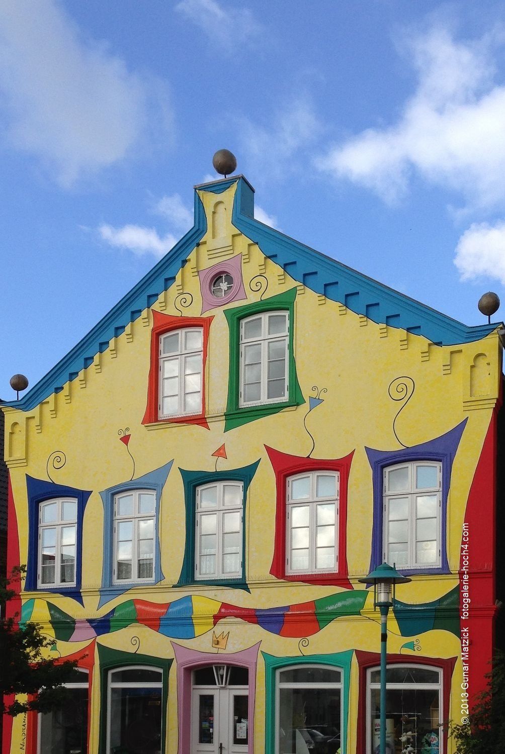 Mehr als Farbe. Bunt wie die Welt. Was für eine Fassade! Ein älteres Haus wird auf eine ganz besondere Art und Weise zum Blickfang. Mecklenburg-Vorpommern, Deutschland.
