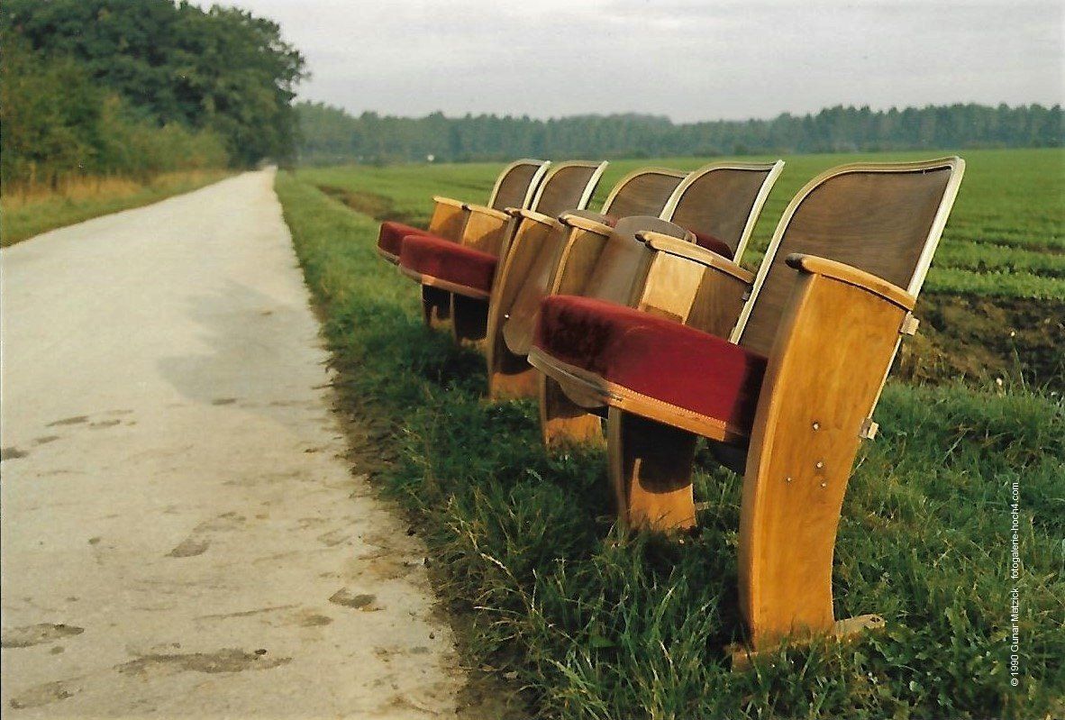 Kino der guten alten Zeit. Nehmen sie bitte Platz. Freilichtkino-Nostalgie oder wie schön waren die Stunden unter freiem Himmel oder im Auto (-Kino). Lange ist es her. Es gibt noch einige Freilichtkinos in Deutschland, aber der Besucheranteil ist im Hinblick auf alle „Theater“ verschwindet gering. Und doch freuen uns wir uns wieder auf so manche sternenklare Nacht.