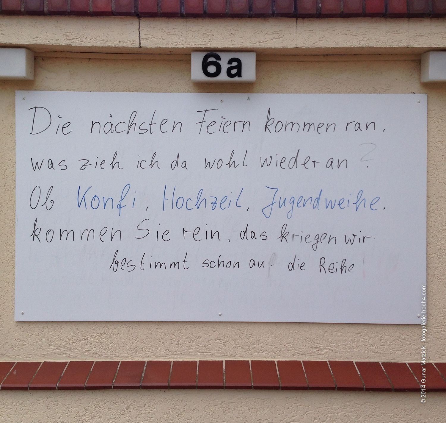 Einen Reim darauf machen. Modeberatung mal anders. Ja, Kundennähe, Beratung und Service sind gefragt - der Handel als Ideengeber. Ungewöhnlich, aber eben nah am Verbraucher.