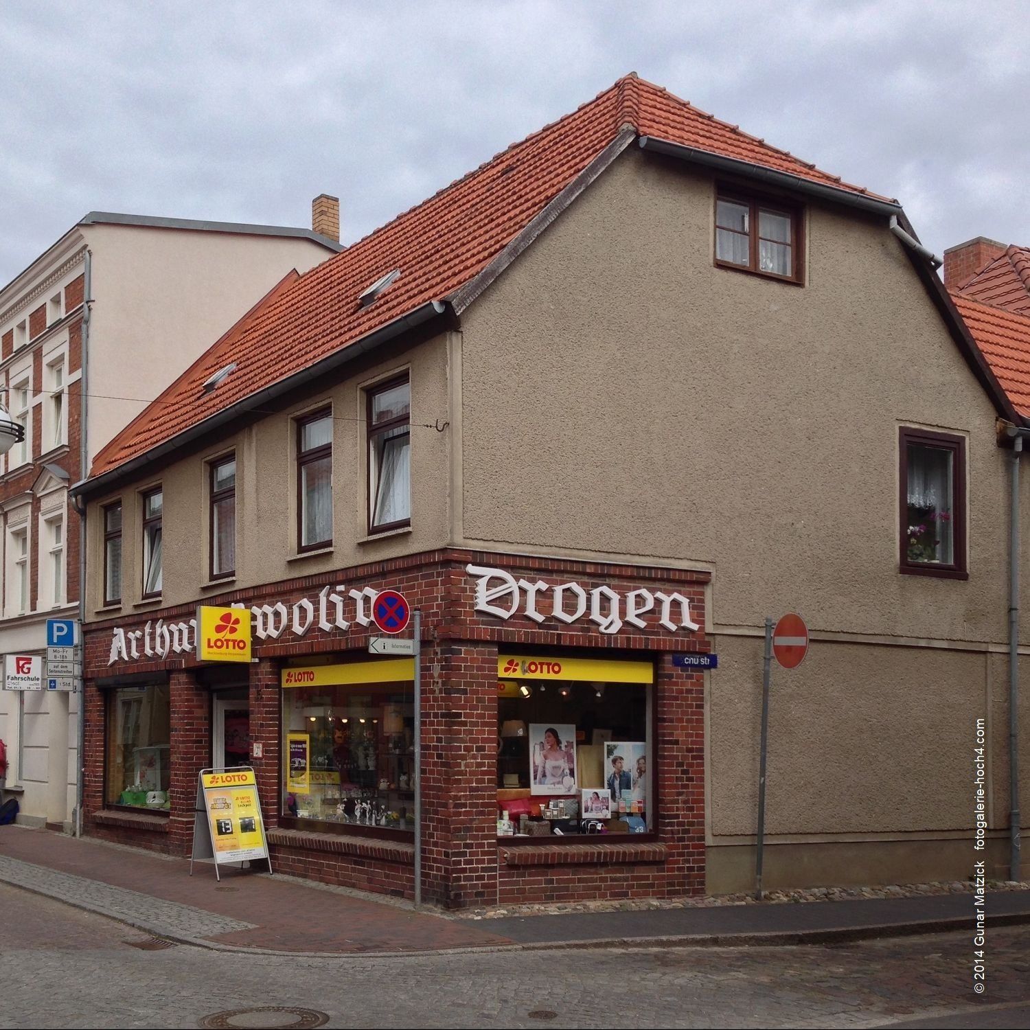 Die gute alte Zeit. Da werden doch nicht etwa ...! Lang, lang ist es her. Aber dieses Örtchen haben die Drogerieketten (noch) nicht einnehmen können. Hier kennt man die Kunden mit Namen, was sie benötigen, weiß über deren Sorgen und Ängste, man tauscht die fröhlichen Geschichten aus der guten alten Zeit aus, brandneue Nachrichten nehmen hier ihren Lauf. Ostsee, Deutschland.