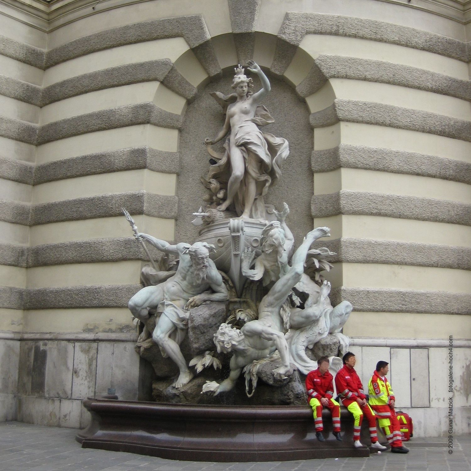 Die Hilfe ist derzeit nicht gefragt. Mach´ mal Pause. Gegensätze ziehen sich an. Einerseits die vermutlich wohlverdiente Ruhepause der Sanitäter, andererseits vor der Hofburg der Brunnen